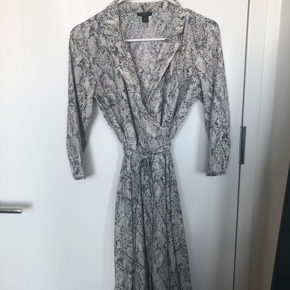 Ann Taylor light and flowing mid length dress
